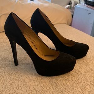Black pumps